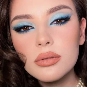 آرایش چشم دخترانه با تم رنگی آبی ؛ سایه‌ های ملایم